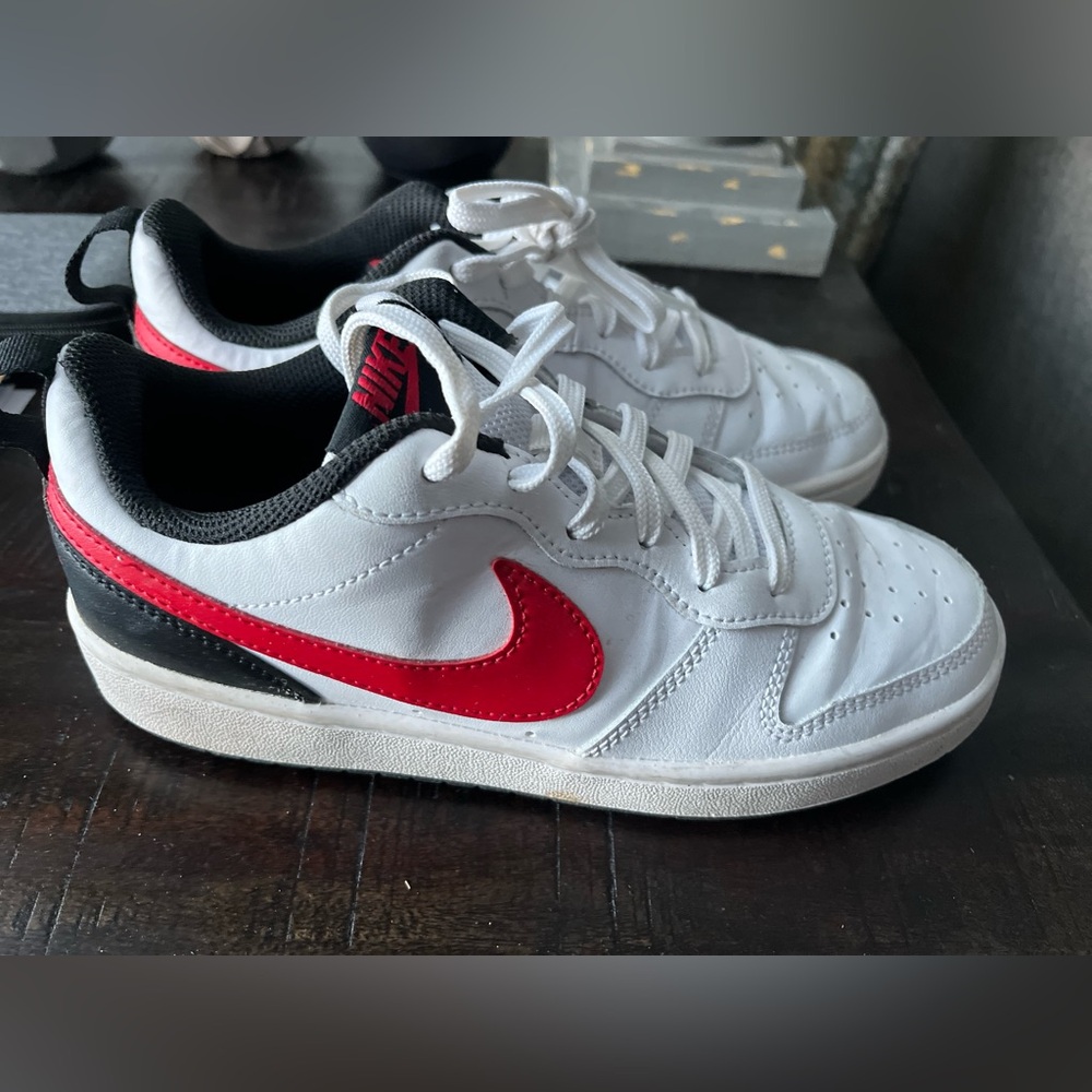 Nike Youth tennis shoes size 5